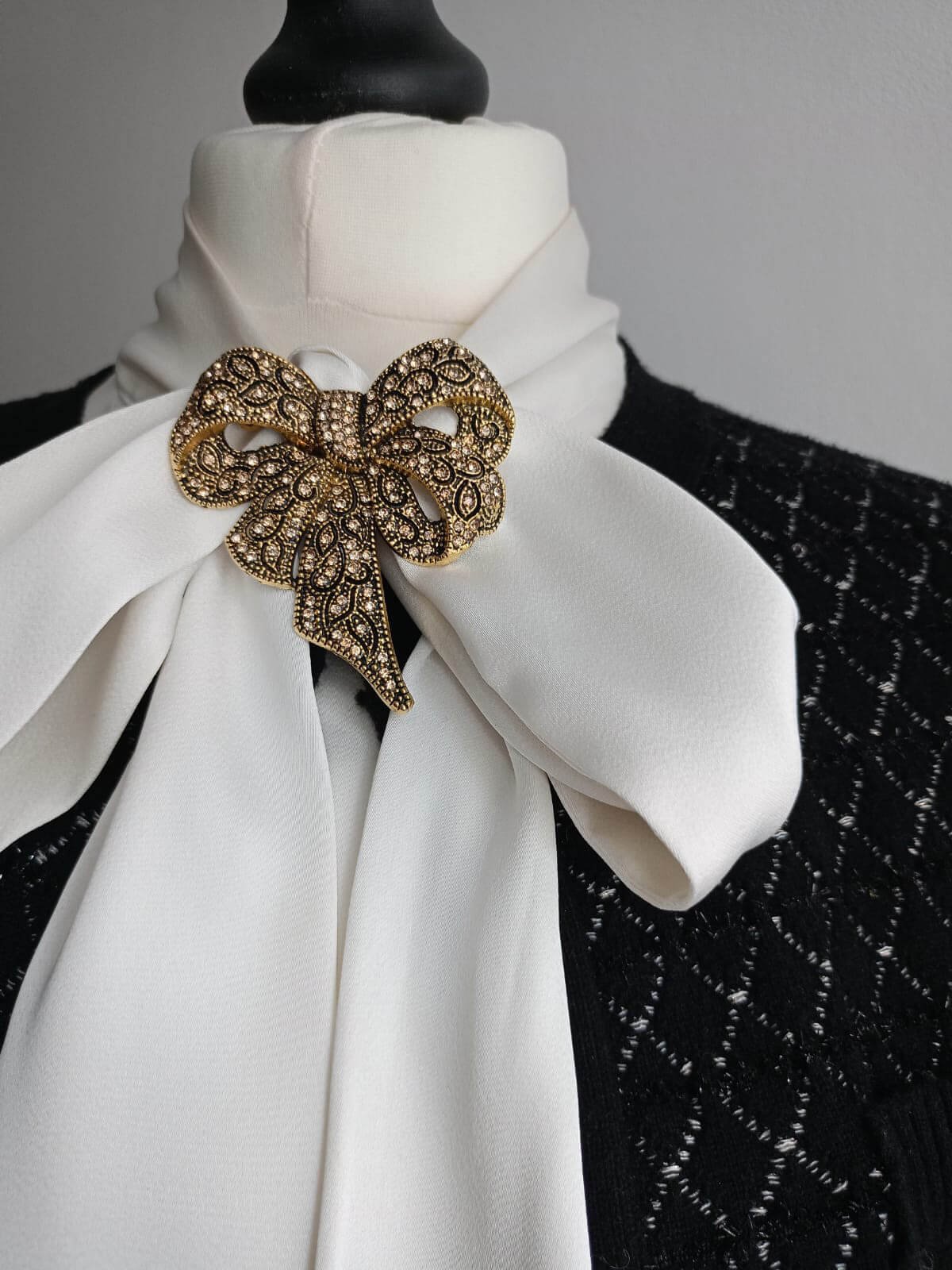 Broszka kokarda z drobnymi kamieniami Złoty 1