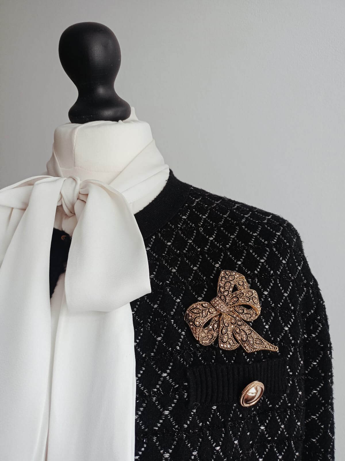 Broszka kokarda z drobnymi kamieniami Złoty 2