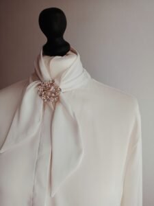 Broszka okrągła korona księżycowy blask white - 1