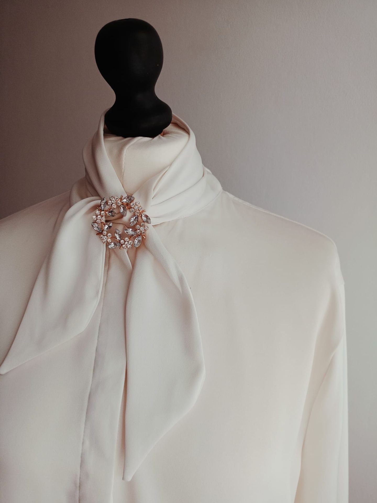 Broszka okrągła korona księżycowy blask white - 1