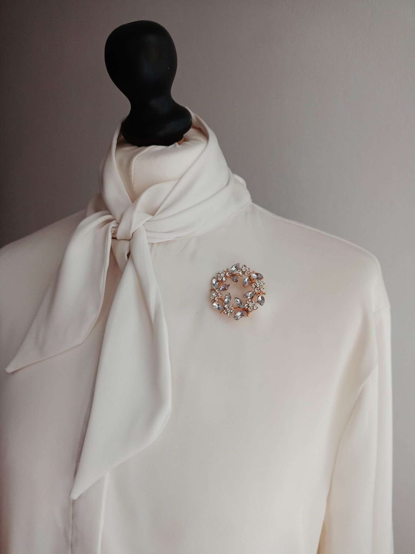 Broszka okrągła korona księżycowy blask white - 3