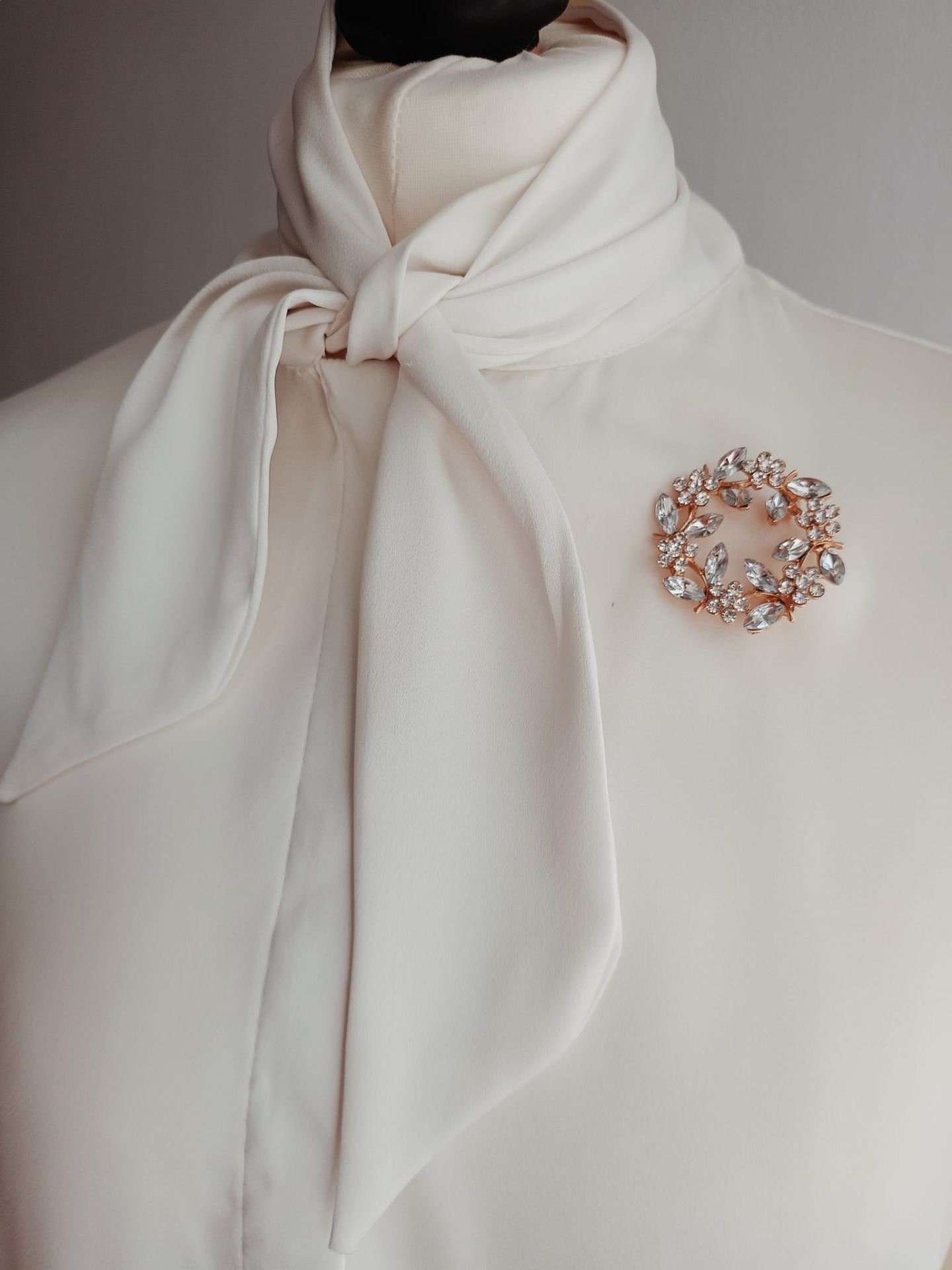 Broszka okrągła korona księżycowy blask white - 4