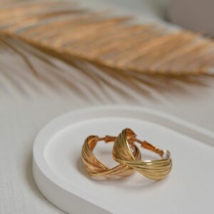 Kolczyki złote – ponadczasowa elegancja i styl na każdą okazję