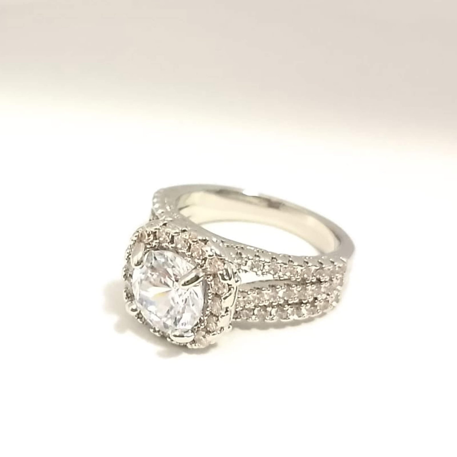 Pierścionek z kamieniem bogato zdobiony cyrkoniami - Pierścionki - Maryam Prinz