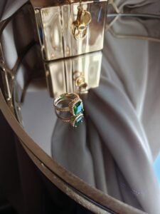 Pierścionek z kwadratowym kamieniem – romantyczna elegancja zielony 1