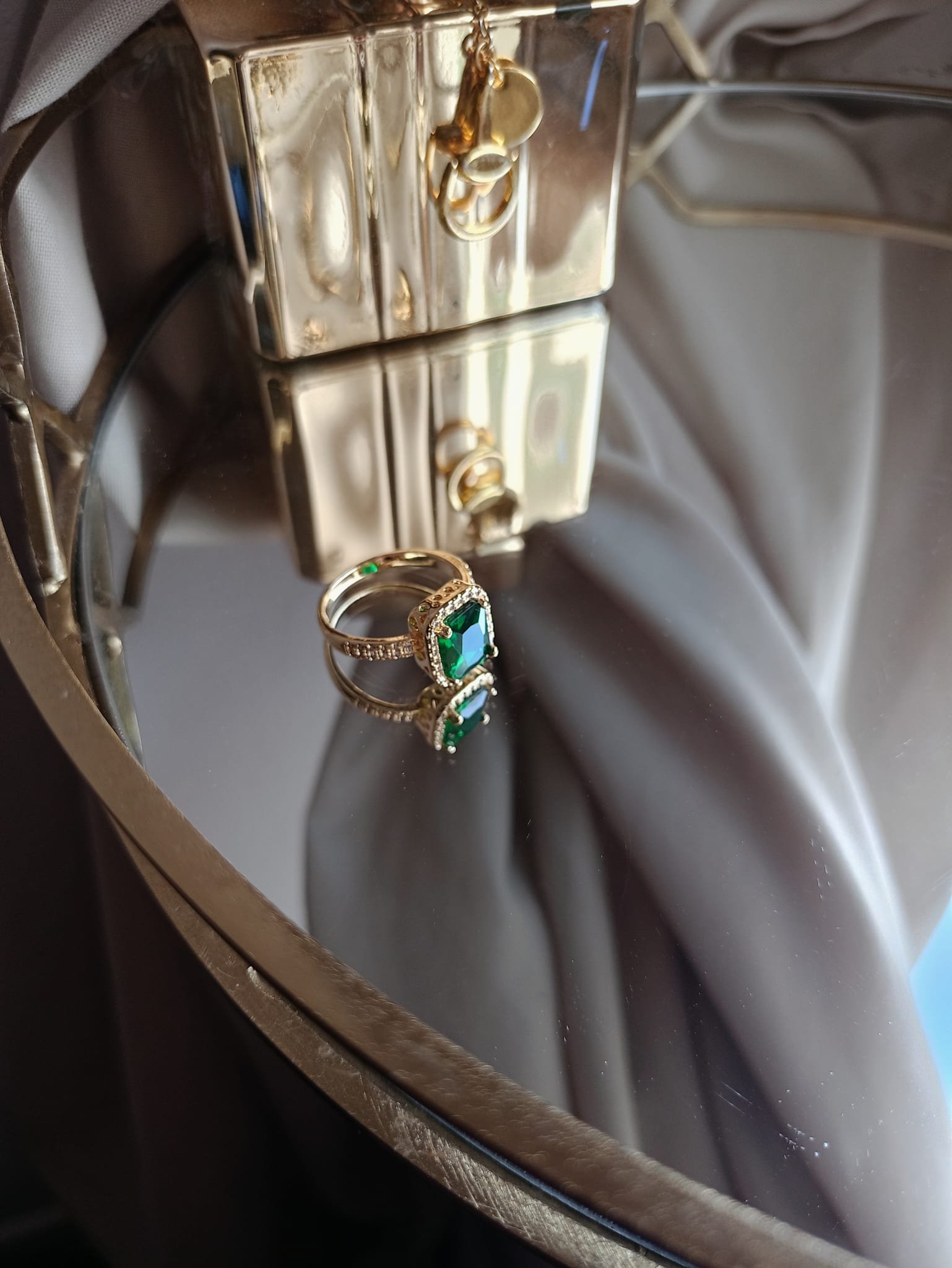 Pierścionek z kwadratowym kamieniem – romantyczna elegancja zielony 1