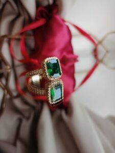 Pierścionek z kwadratowym kamieniem – romantyczna elegancja zielony 2