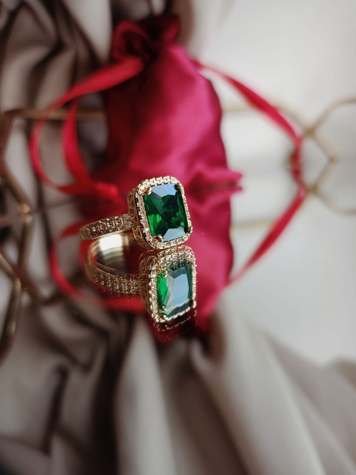 Pierścionek z kwadratowym kamieniem – romantyczna elegancja zielony 2