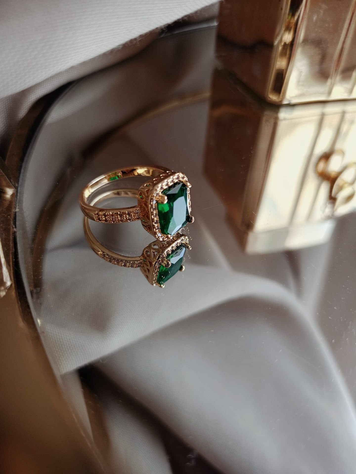 Pierścionek z kwadratowym kamieniem – romantyczna elegancja zielony 3