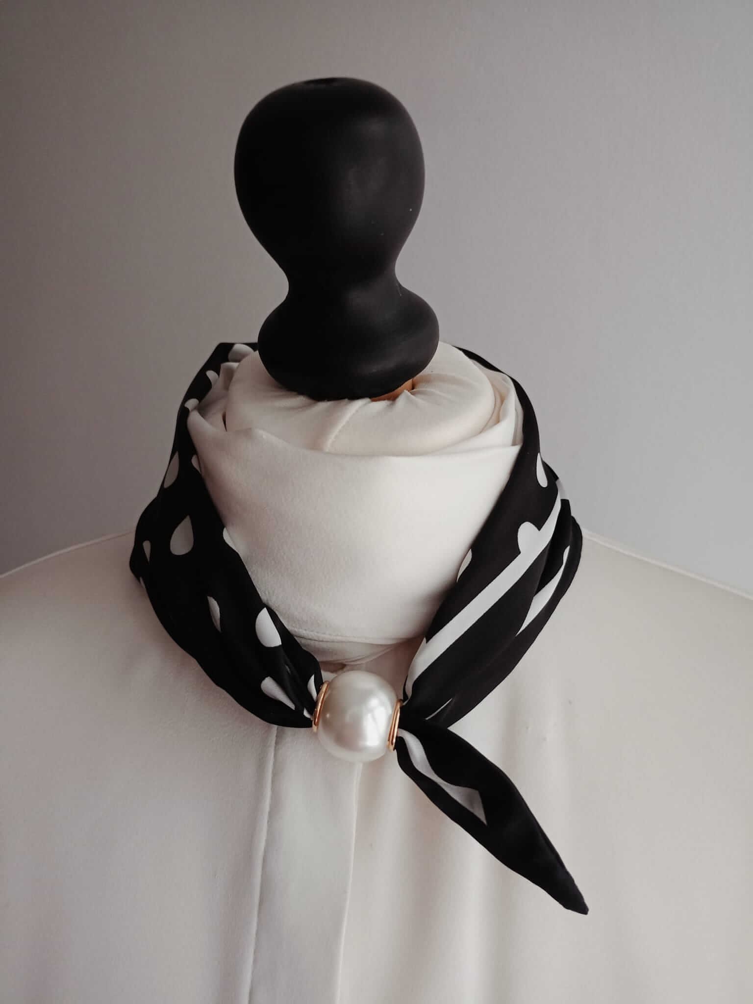 Apaszka damska elegancka – stylowy dodatek na każdą okazję - Czarny-Biały - 1