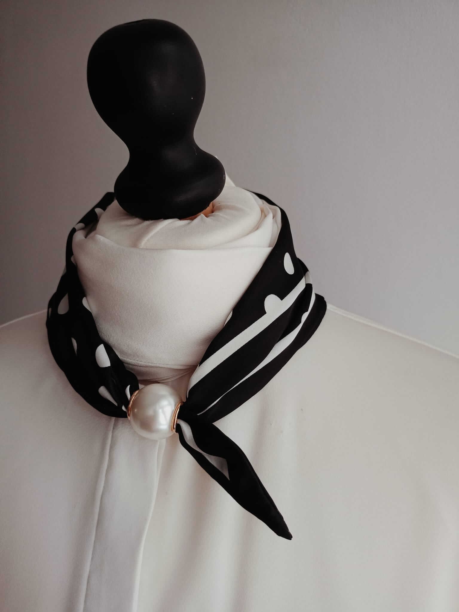 Apaszka damska elegancka – stylowy dodatek na każdą okazję - Czarny-Biały - 2