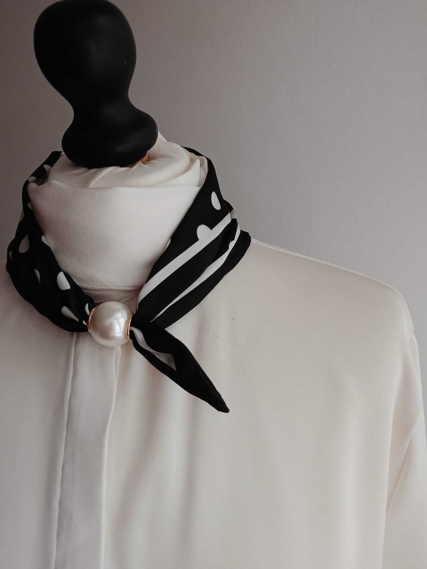 Apaszka damska elegancka – stylowy dodatek na każdą okazję - Czarny-Biały - 3