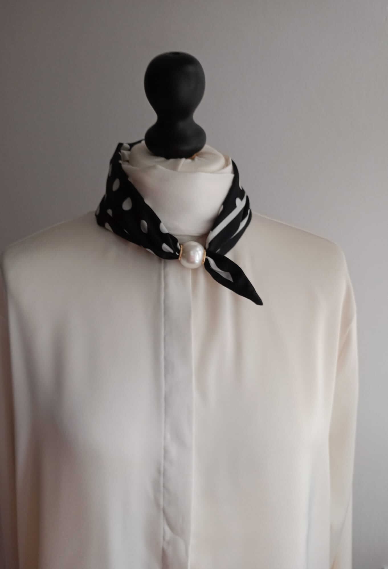 Apaszka damska elegancka – stylowy dodatek na każdą okazję - Czarny-Biały - 4