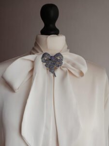 Broszka kokarda z drobnymi kamieniami 2