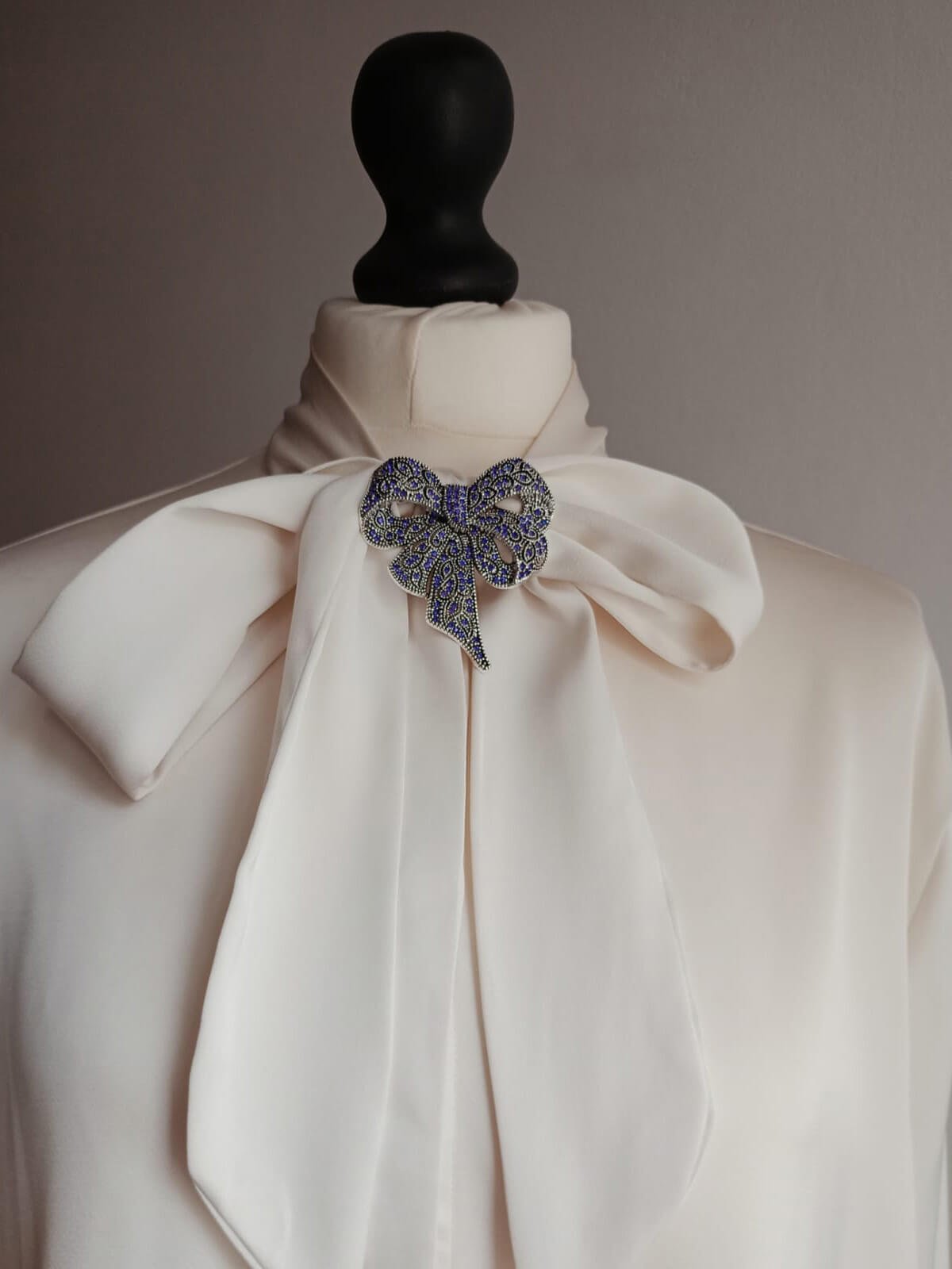 Broszka kokarda z drobnymi kamieniami 2