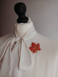 Broszka liść – subtelny akcent inspirowany naturą - czerwony - 1