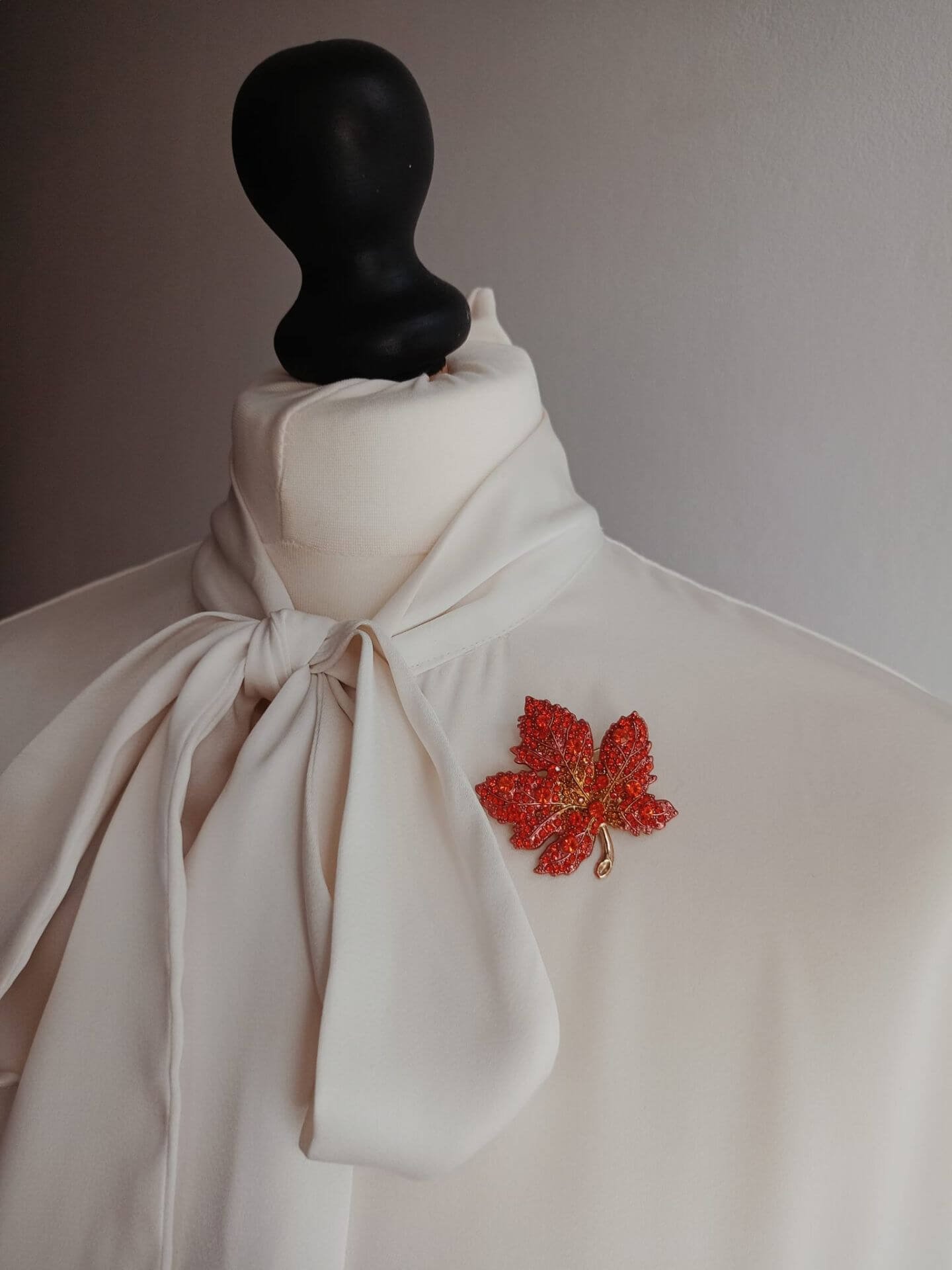 Broszka liść – subtelny akcent inspirowany naturą - czerwony - 1