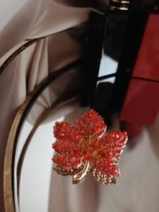 Broszka liść – subtelny akcent inspirowany naturą - czerwony - 2