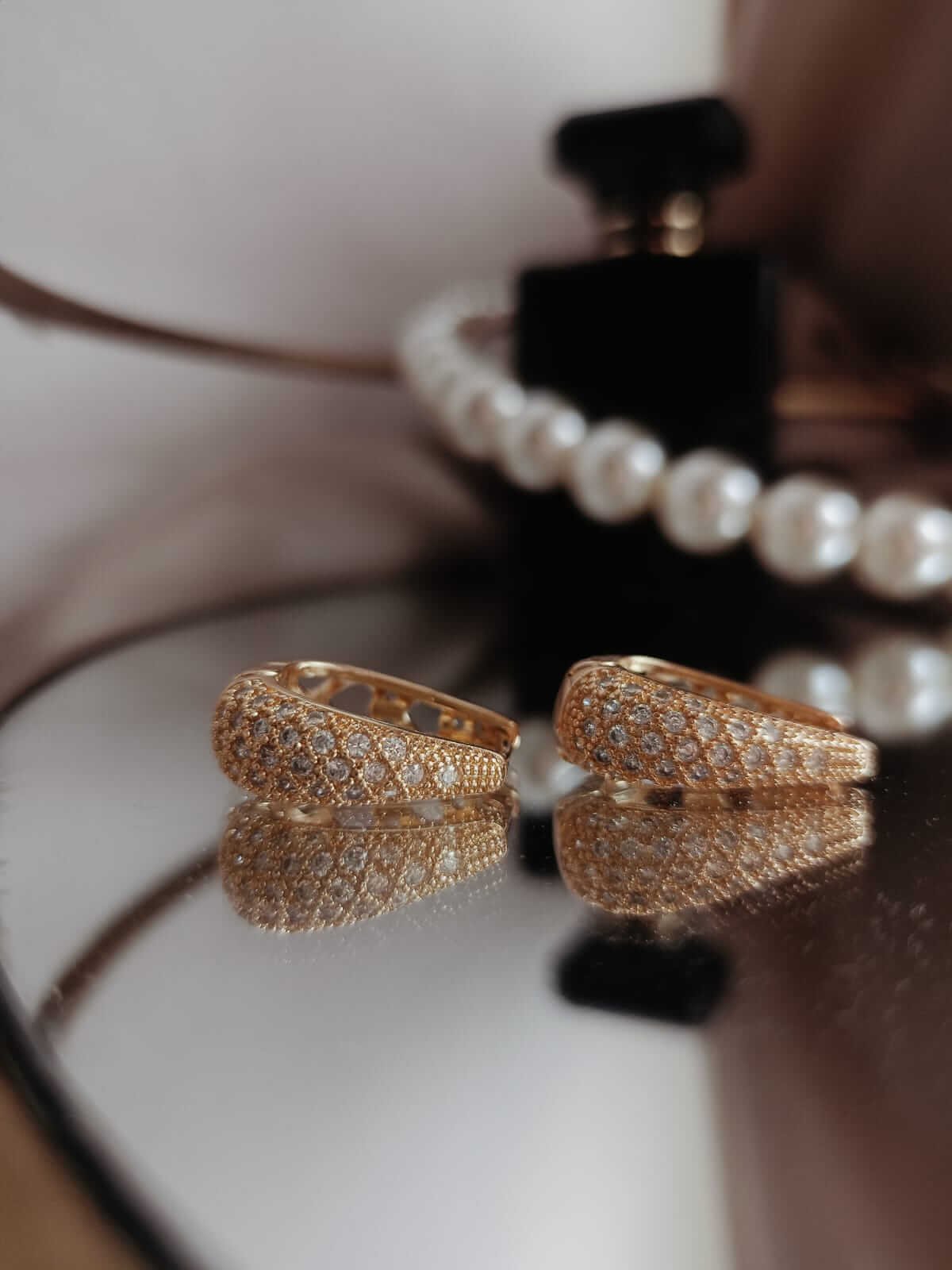 Kolczyki owalne z cyrkoniami – efektowny akcent na specjalne okazje - 1