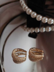 Kolczyki owalne z cyrkoniami – efektowny akcent na specjalne okazje- 2