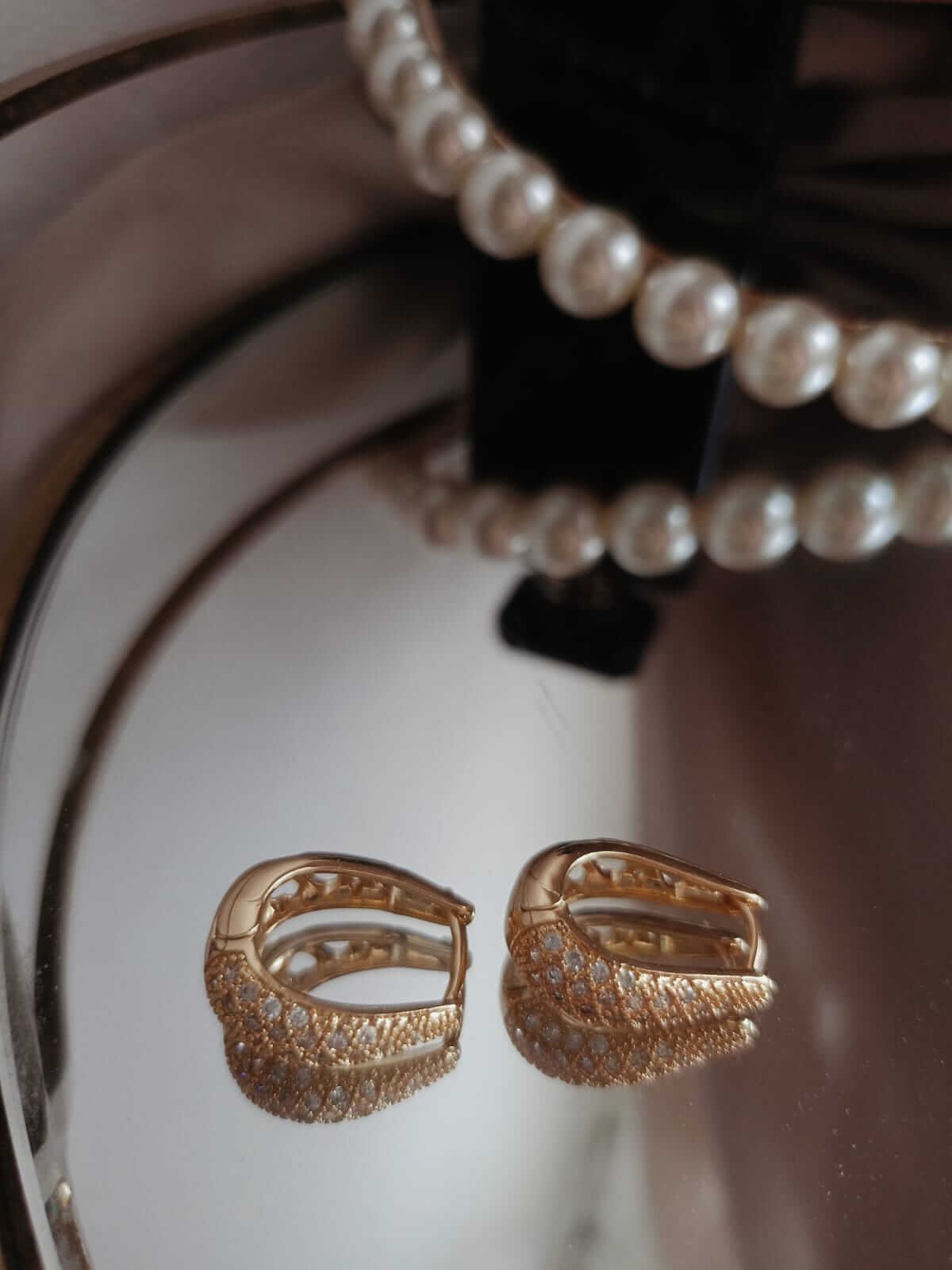 Kolczyki owalne z cyrkoniami – efektowny akcent na specjalne okazje- 2