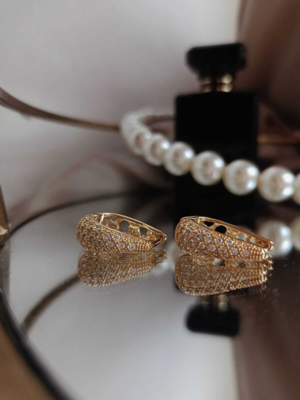 Kolczyki owalne z cyrkoniami – efektowny akcent na specjalne okazje- 4