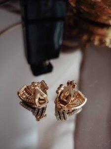 Kolczyki trójkątne – nowoczesny akcent do każdej stylizacji - złoty - 1